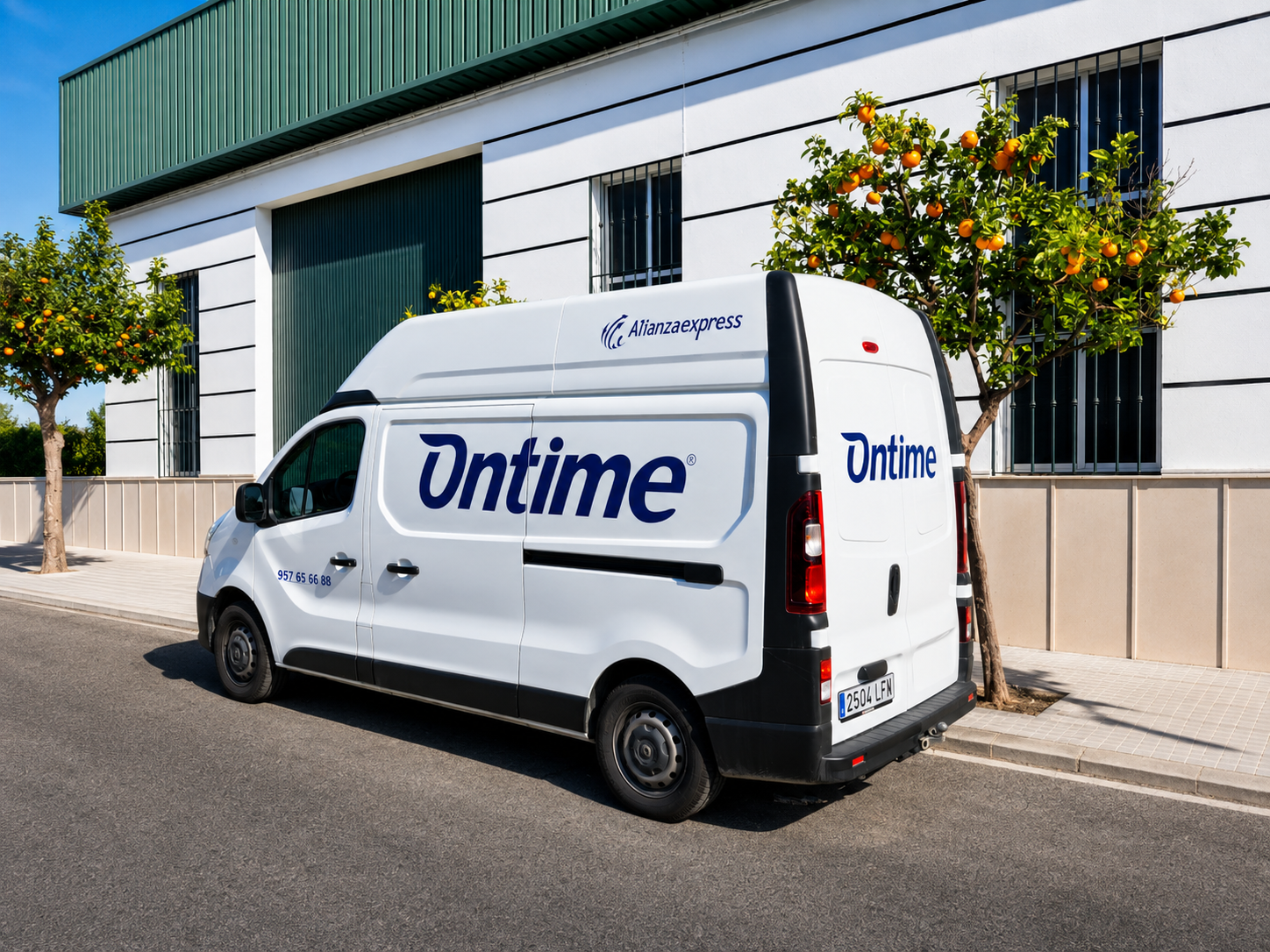 Furgoneta de reparto blanca con marca azul Ontime en calle soleada