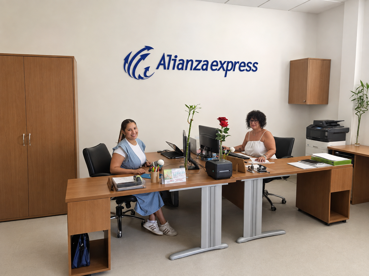 Equipo de Alianza Express en la oficina de Montilla